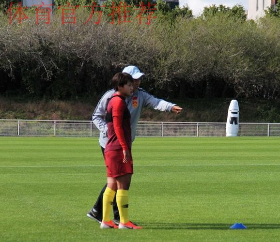 玫瑰再绽放 | 巴黎首训 中国女足迅速进入状态 玫瑰再绽放 | 巴黎首训 中国女足迅速进入状态